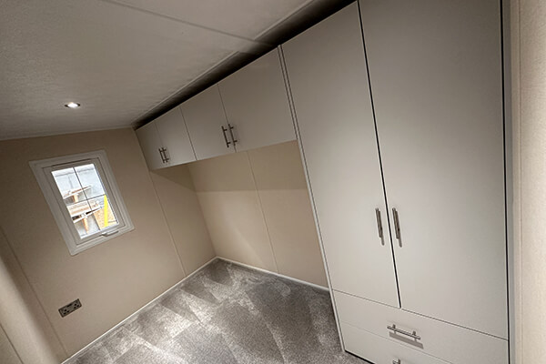 2 Bedrooms 42ft x 14ft seperate rooms img8