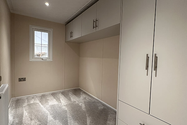 2 Bedrooms 42ft x 14ft seperate rooms img9